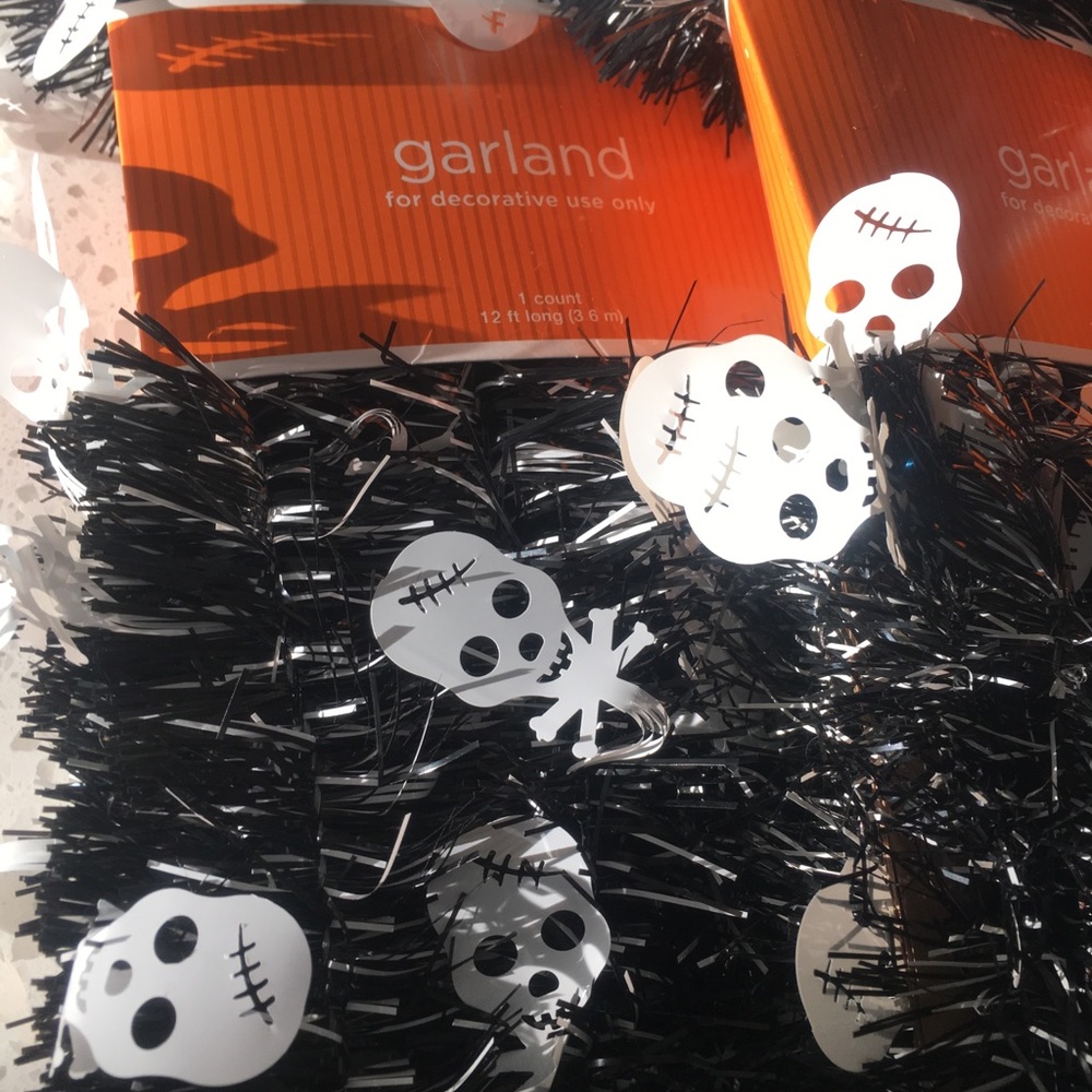 Skull Garland Black & White tinsel w/ skull heads
